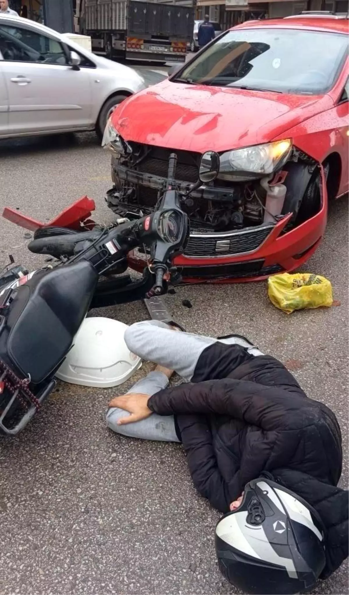 adapazarinda motosiklet ve otomobil kafa kafaya carpisti clWKVFxY.jpg