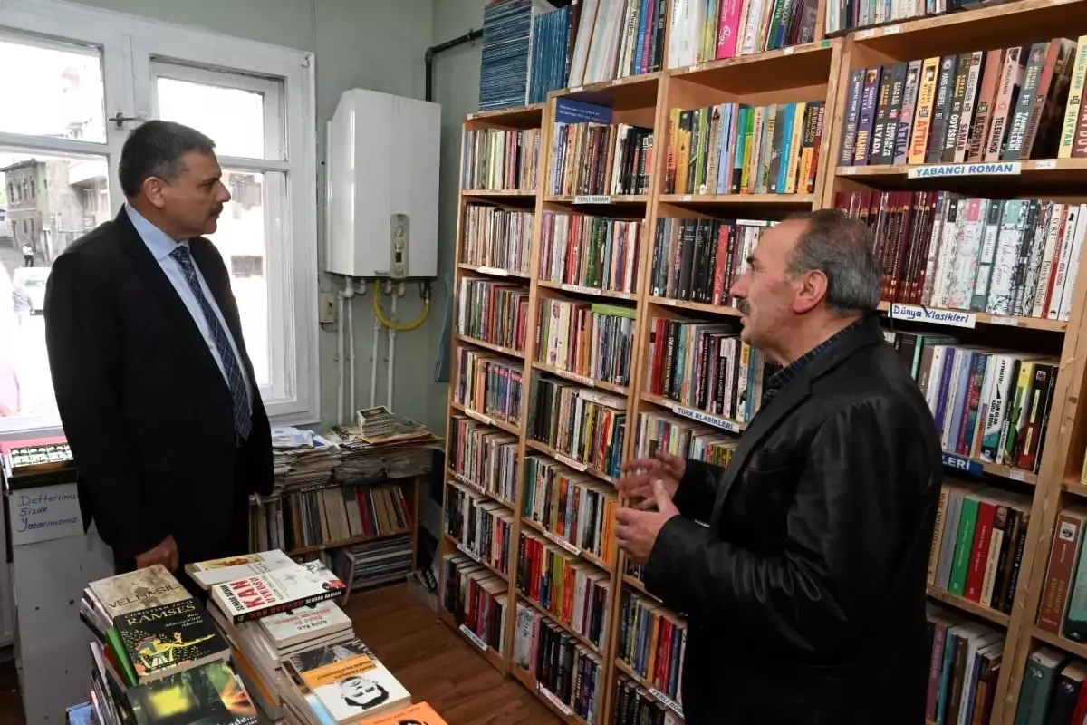 vali mustafa ciftci insirah sahaf ve kitabevinde kitapseverlerle bulustu 2L3bT6F2