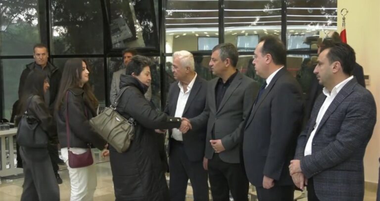 chp-lideri-ozel-ve-durbay-ailesi-taziyeleri-kabul-etti-7NXqcud6.jpg