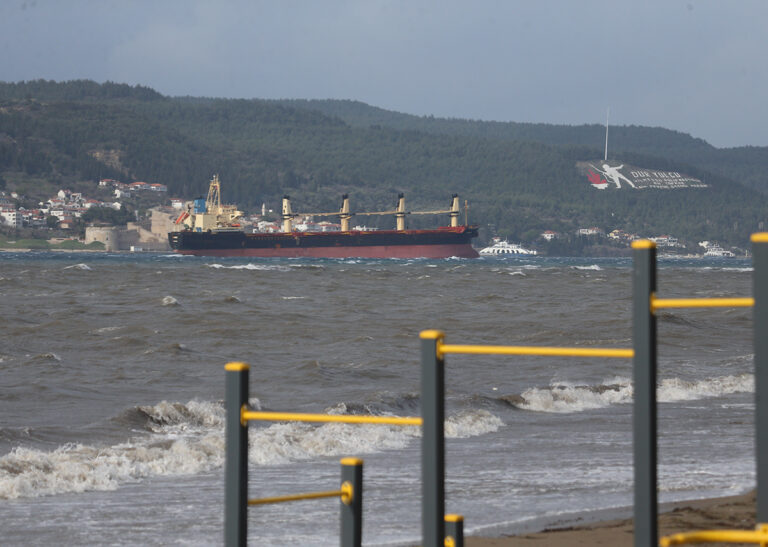 canakkale-bogazindan-gecisler-basladi-7ve2h8Et.jpg