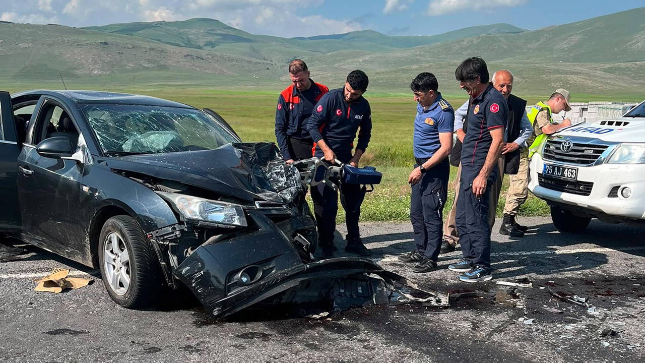 Feci kaza minibus ile otomobil carpisti 7 kisi yaralandi OQ4eLk3a
