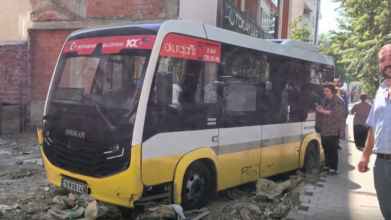 Tansiyon direksiyonda yakaladı: Kaldırıma çıkıp bayiye çarptı