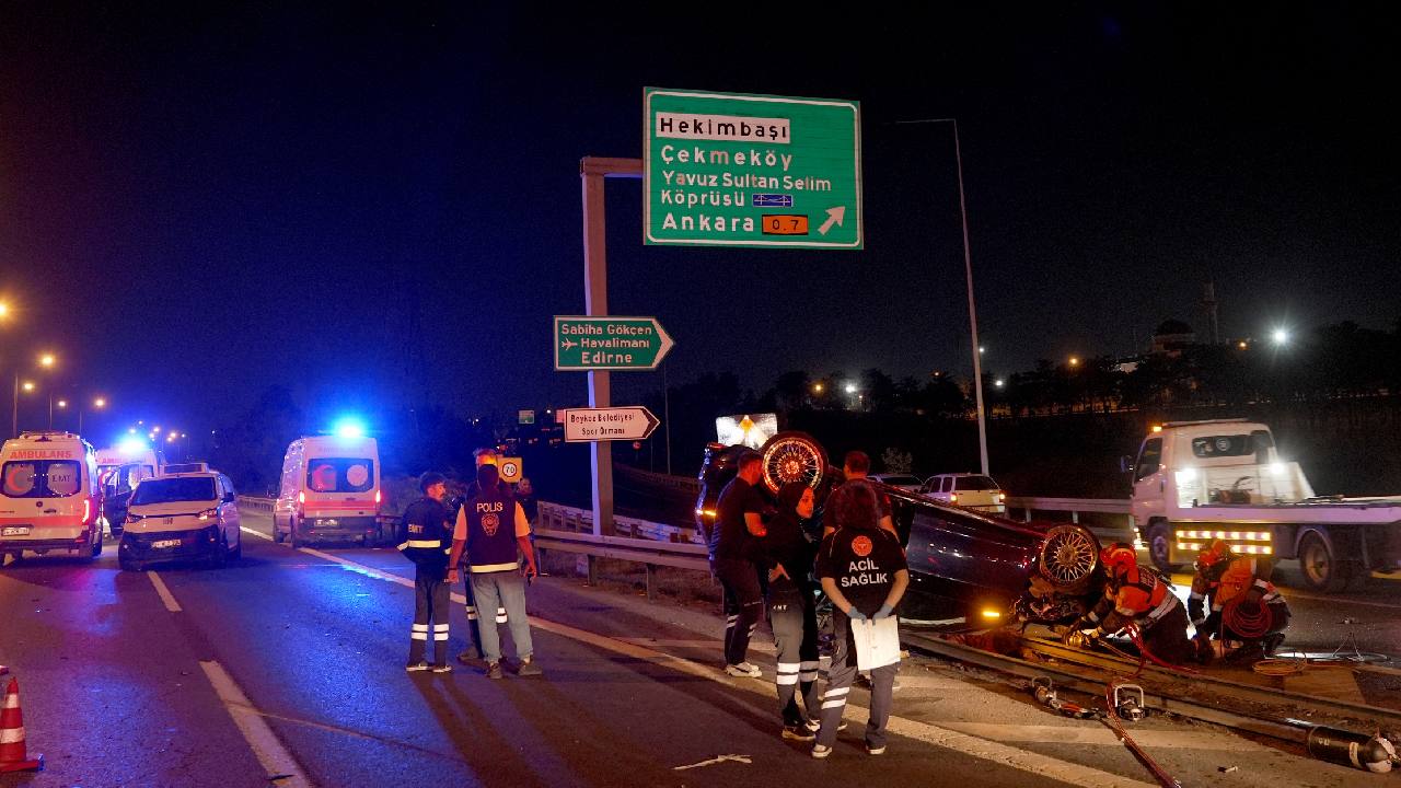Istanbul tem otoyolunda feci kaza once minibuse sonra bariyerlere carpti olu ve yaralilar var GY844unk